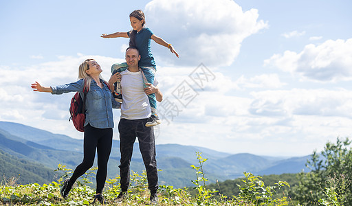 幸福家庭 自然上的母亲 父亲 儿女男生孩子爸爸女性日落天空旅行草地乐趣童年图片