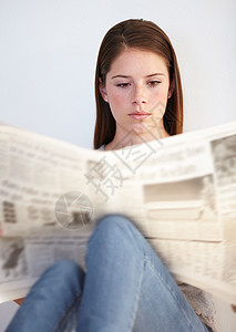 读晨报 一个年轻女人看早报的女青年图片