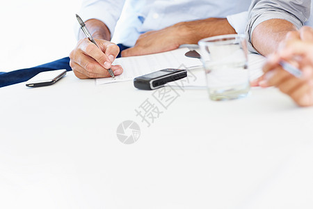 特写会议室的必需品 一张有商务人士坐在桌边的桌子上坐着图片