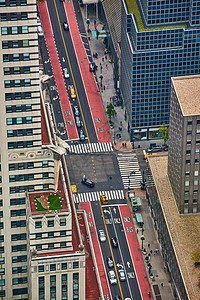 俯视纽约市的十字路口 有红色和黑色车道 与摩天大楼排成一列图片