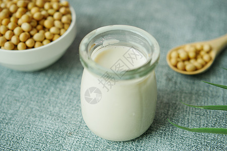 在玻璃罐中泼出豆奶的缓慢运动纤维营养饮食种子豆腐蒸汽豆浆瓶子黄豆玻璃图片