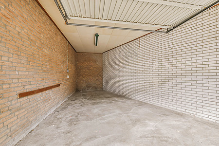 一个有砖墙和混凝土地板的大房间图片
