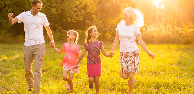 家庭快乐 在户外草地享受生活孩子女士跑步母亲孩子们父母童年女性夫妻幸福图片