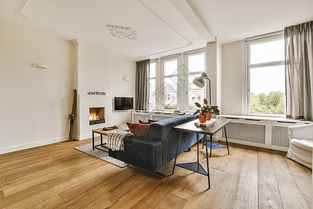 一个客厅 有一张沙发和一张桌子卧室墙壁住宅椅子奢华建筑学长椅花瓶房子地毯背景图片