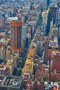 俯视纽约市曼哈顿市街道大楼的景象图片