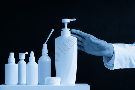 手用洗手剂和黑底的液肥皂预防蓝色细菌液体消毒疾病塑料感染防腐剂卫生图片