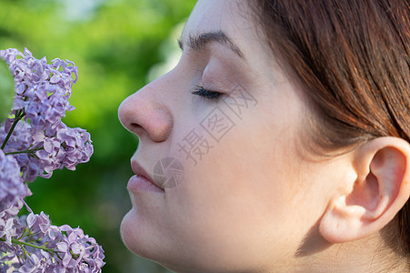 白种女人嗅到一股盛开的香水 春色的心情紫丁香沉思香气情绪草地衬套女孩裁剪紫色芳香图片