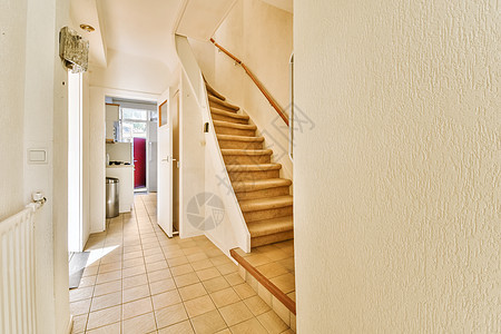 楼梯在一个房子的楼梯上 有一层砖层的地板图片