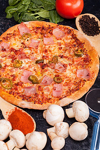 披萨紧贴的披萨包着配料 制成f火腿乡村美食脆皮小吃食物桌子蔬菜木头午餐图片