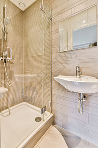 浴室 有淋浴池和镜子毛巾瓷砖脸盆洗手间地面浴缸建筑学家具公寓房间图片