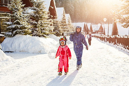 运动家庭度假期间在冬季渡冬度假胜地度过时间的图像女士婴儿爸爸男性滑雪娱乐女孩滑雪者雪堆女性图片