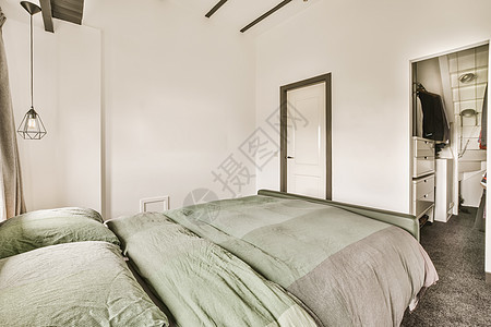 有床和壁橱的卧室沙发控制板风格地毯酒店房间窗户桌子装饰奢华图片