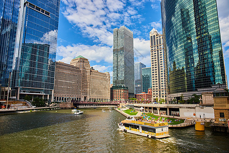 穿过芝加哥运河的旅游热带船 在摩天大楼周围环绕着芝加哥图片