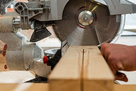 师傅用在讲习班上看到的通告切板灰尘化合物工匠作坊男性木工木头工作木板力量图片
