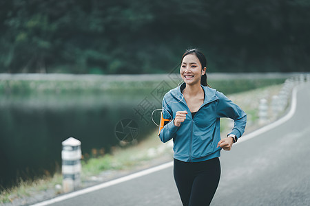 健康的亚洲女性正在户外慢跑 健身女孩跑步 在室外公园锻炼的女性微笑男人成人活力体育锻炼运动装训练城市赛跑者活动图片