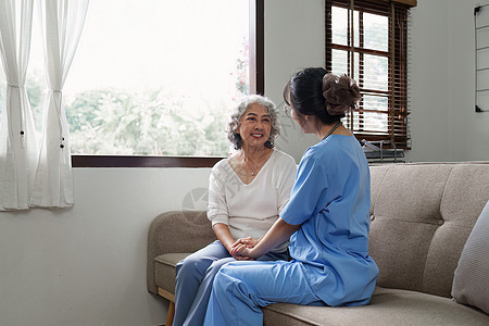 在家照顾病人或老人的亚洲年轻护士 在家护理概念男人疾病访问服务医生保健微笑卫生医学女性图片