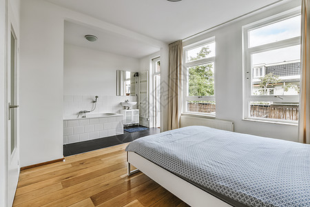 卧室 床和洗手间枕头木头窗户沙发住宅木地板家具花瓶客厅桌子图片