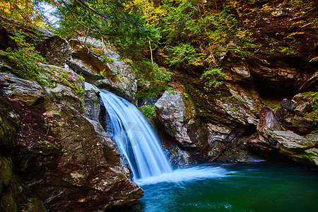 秋天初秋 瀑布冲入峡谷 岩石环绕四周的峡谷图片