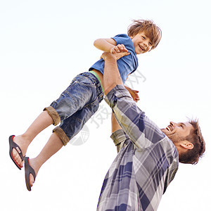 当我长大的时候 我会像爸爸一样坚强 一个年轻的父亲把他的儿子举高在空中图片