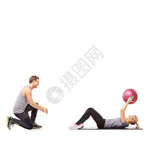 一个男人和女人通过互相传递一个药球 来进行腹肌的锻炼 他们相互之间背景图片
