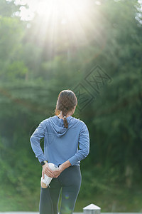 健康的亚洲女性正在户外慢跑 健身女孩跑步 在室外公园锻炼的女性运动装女孩活力活动成人体育锻炼慢跑者城市赛跑者训练图片