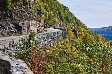 美丽的高速公路穿过悬崖和山丘 墙壁支撑着边缘的石墙图片