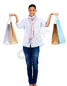 快乐 购物和女包 微笑和时尚销售隔离在白色背景 优胜者折扣销售和零售疗法 印度女孩的体像微笑着 在工作室里拿着购物袋图片