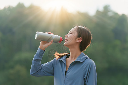 健康的亚洲女性正在户外慢跑 健身女孩跑步 在室外公园锻炼的女性活动身体慢跑者女孩运动员城市训练微笑体育锻炼运动装图片