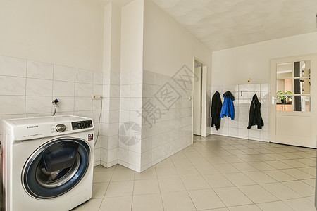 一个白色洗衣房 里面有一台洗衣机建筑学内阁房子耐用品地面装饰房间厨房淋浴洗衣图片