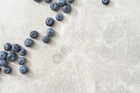灰色背景的原始有机蓝莓 侧视图 复制空间小吃甜点浆果水果果汁美食覆盆子叶子团体蓝色图片