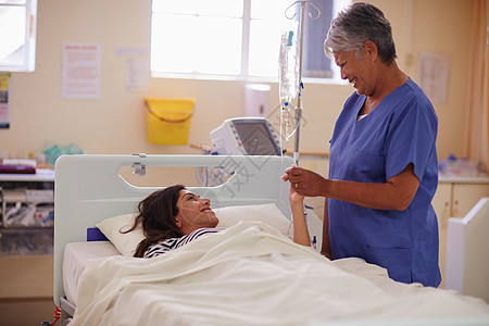 做得好 这是个成功 一个护士和她病人说话图片