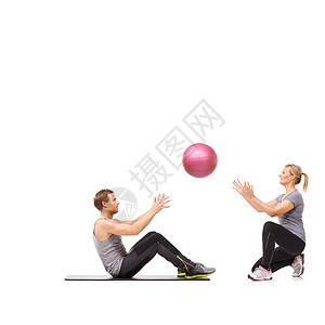 与伴侣一起锻炼效果更好 一男一女通过互相传球锻炼腹肌背景图片