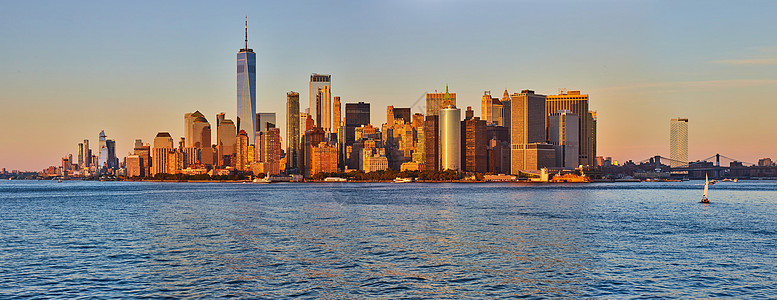 曼哈顿南部全景天线的金光从水中闪耀图片