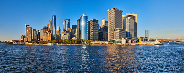 纽约曼哈顿南面的全景 纽约市天线向海面接近日落图片