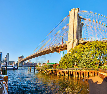 纽约市布鲁克林大桥的全景角 有金色日落光图片