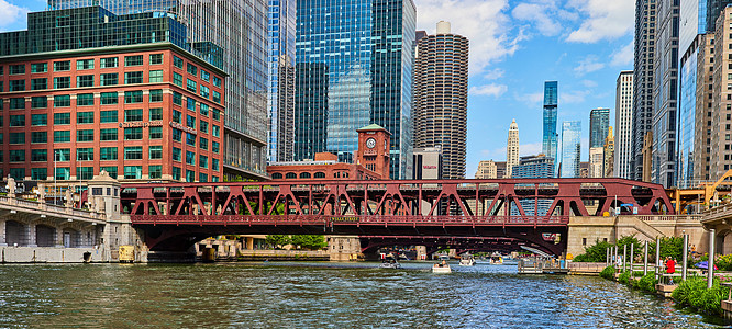 Wells街桥横跨芝加哥河岸 周围有摩天大楼的图片
