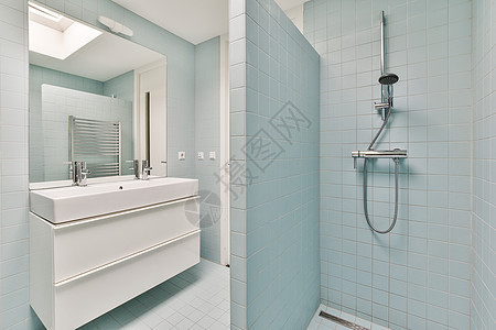一个带淋浴和水槽的白色浴室奢华房间房子桌子玻璃地面卫生龙头财产设备图片