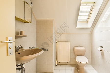 厕所和下水道的厕所制品家庭脸盆毛巾反射卫生间浴室龙头陶瓷公寓图片