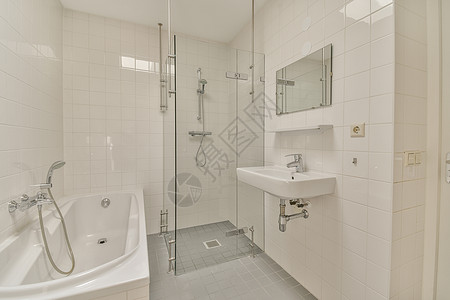 淋浴小屋附近的Sinks和浴缸龙头镜子反射玻璃水平住宅建筑学卫生间白色盒子图片