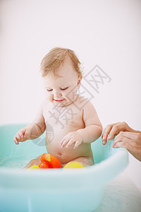 真希望我能在这里玩一辈子 有个女婴在浴缸里享受她的时间背景图片