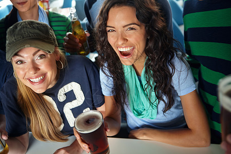 再来一回合 两个美女在喝酒和跟朋友看球赛中玩得开心的女生图片