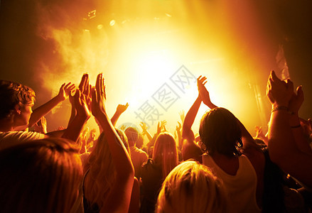 音乐 音乐会和灯光下的人群 为现场表演 摇滚活动和乐队在晚上的舞台上鼓掌 与音乐艺术家一起表演的人 观众和音乐节 音频和声音充满图片