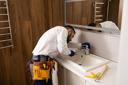 专业水管工 穿制服的男工人在新公寓安装水槽和自来水管道工作技术员房子修理工职业洗手间配件浴室维修成人图片