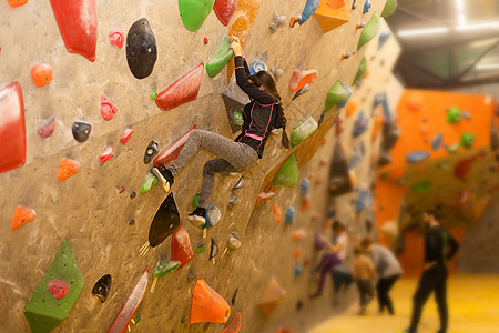 室内攀岩墙的少女 孩子在抱石墙上玩得很开心 孩子在攀岩课上学习 运动健康的生活方式 登山夏令营的青年力量安全马具氧化镁青少年女孩图片