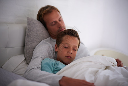 和我儿子睡在同一张床上的父亲和儿子一起睡图片