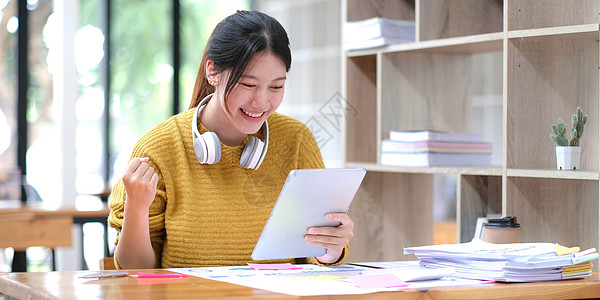 亚洲女学生在线学习班学习在线视频通话 zoom 老师 快乐的亚洲女孩用电脑笔记本电脑在线学习英语家庭作业学生青少年教育女士办公室图片