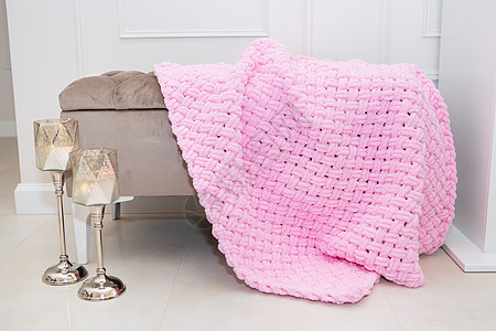 粉色的复合织物的背景纹理 柔软羊毛材料的背景模式 这些都存在于小沙发上 还有烛台 舒适的概念图片