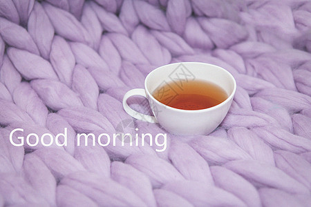 舒适和舒适的概念是粉红色的毛毯 上面贴着白色茶杯 近距离早间刻有好话要说图片