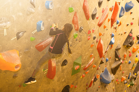 室内攀岩墙的少女 孩子在抱石墙上玩得很开心 孩子在攀岩课上学习 运动健康的生活方式 登山夏令营的青年风险操场登山者岩石冒险氧化镁图片
