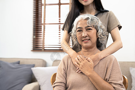 在养老院照顾老年亚洲女性的护理员图片